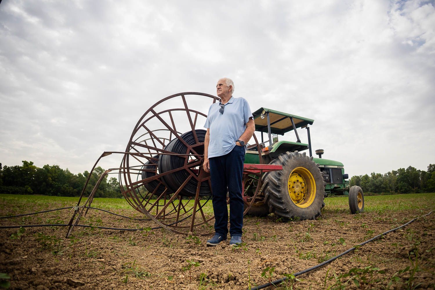 Miguel López Sierra, en una explotación con un ingenio propio para el riego de las fincas, cerca de La Barca. Miguel López Sierra, en una explotación con un ingenio propio para el riego de las fincas, cerca de La Barca.
