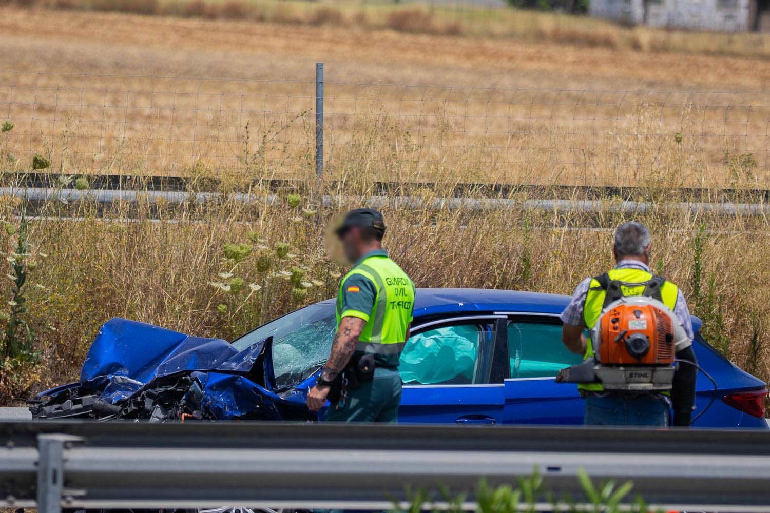 Un agente de la Guardia Civil, junto al vehículo que ocasionó la muerte del compañero Carlos. 