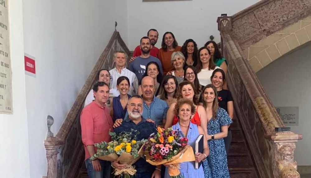 Mario y África, junto a un grupo de docentes del IES Santa Isabel de Hungría.