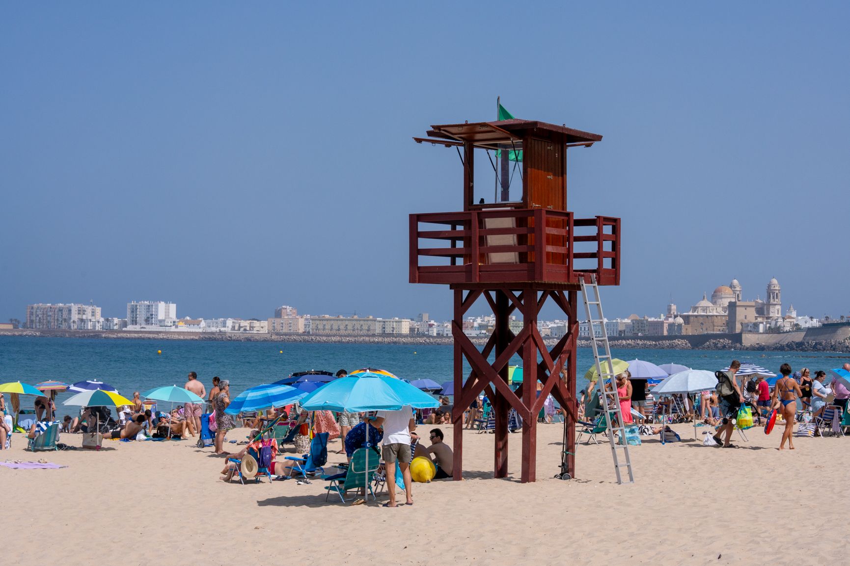Torreta de vigilancia en la playa de Santa María del Mar este sábado.
