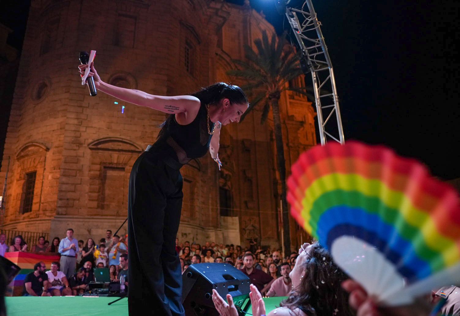 María Peláe saluda al público con la Catedral, llena de imágenes desde la tarde, a pocos metros.