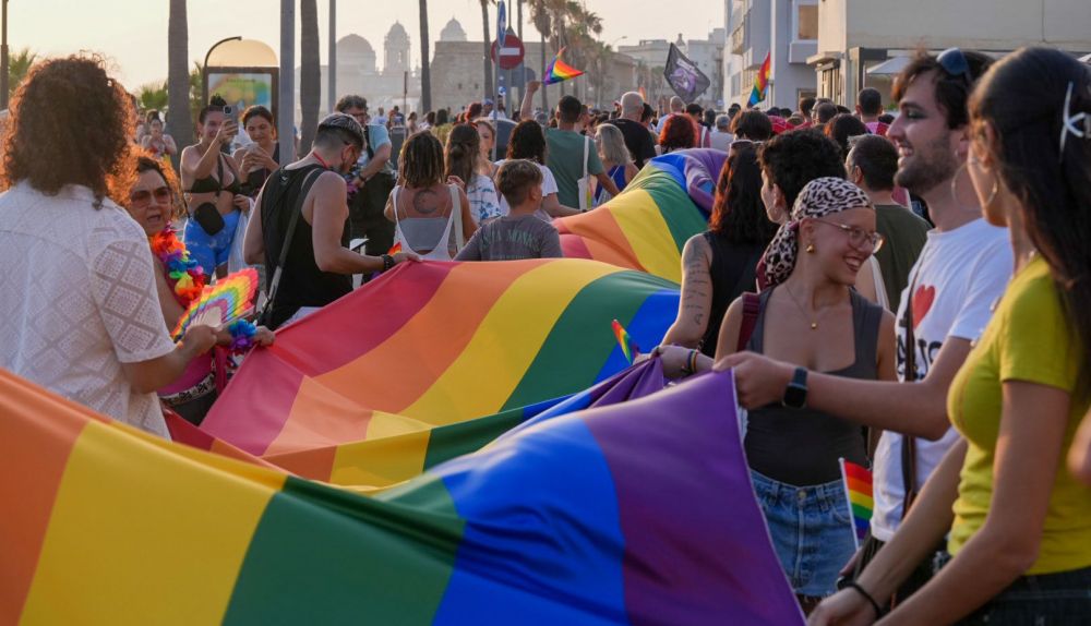 La gran bandera arco iris recorriendo las calles