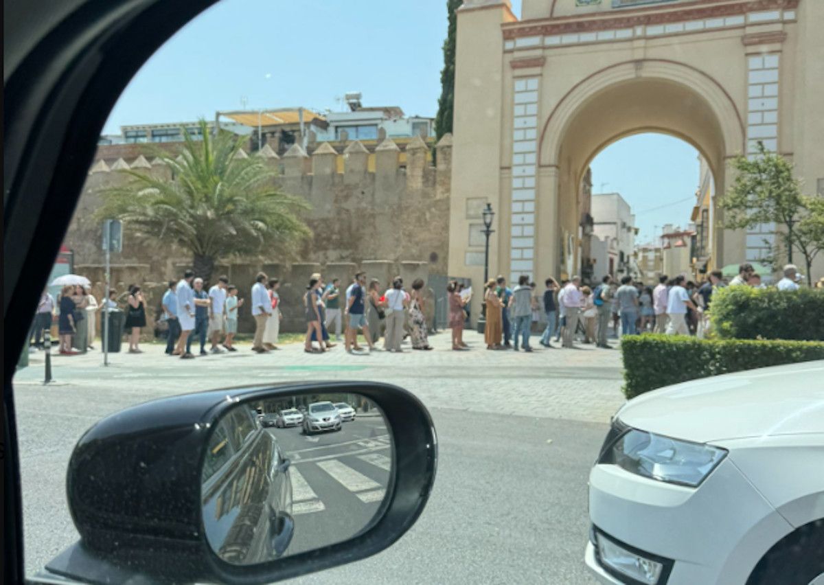 Grandes colas para ver a la Macarena en Sevilla tras su polémica restauración. RANCIO