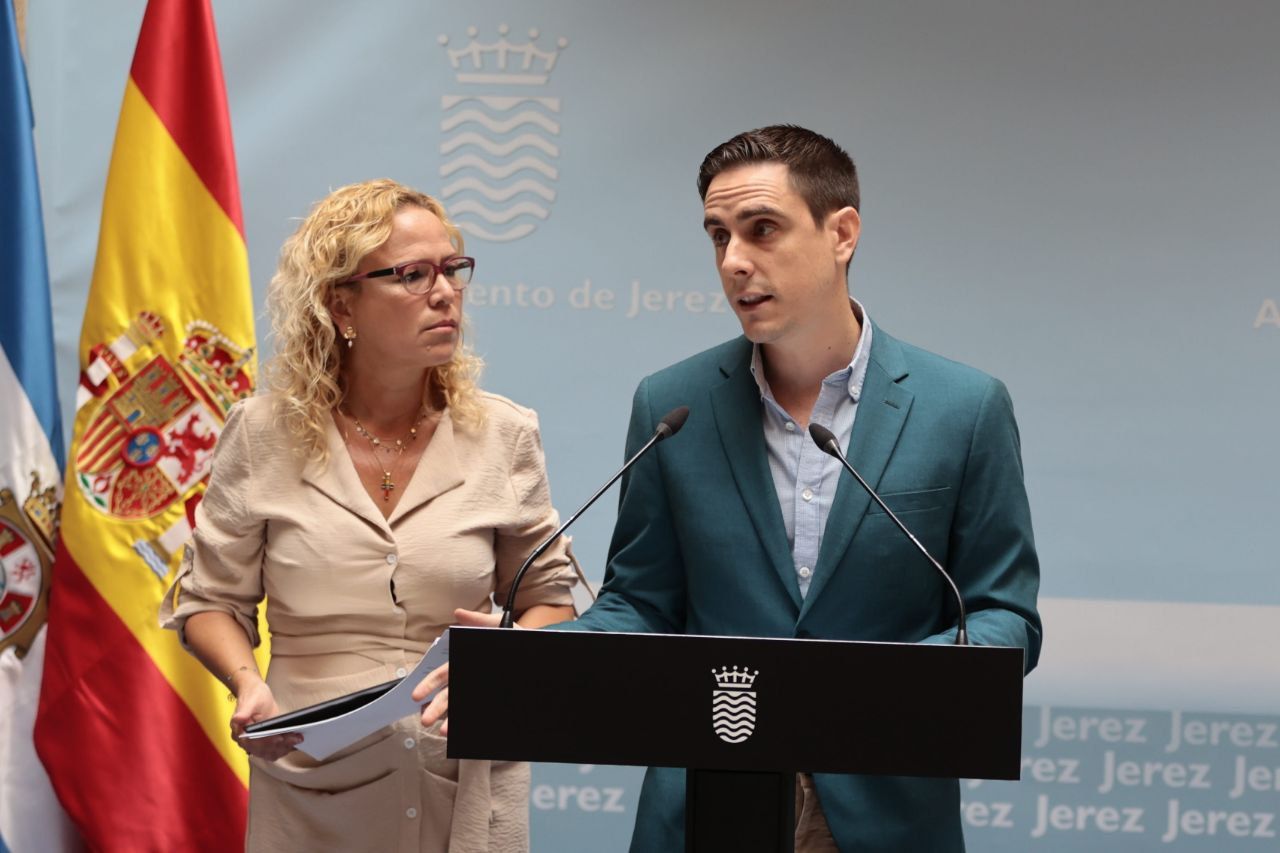 El teniente de alcaldesa Jaime Espinar y la delegada Yessika Quintero, haciendo balance de la gestión en Comujesa.