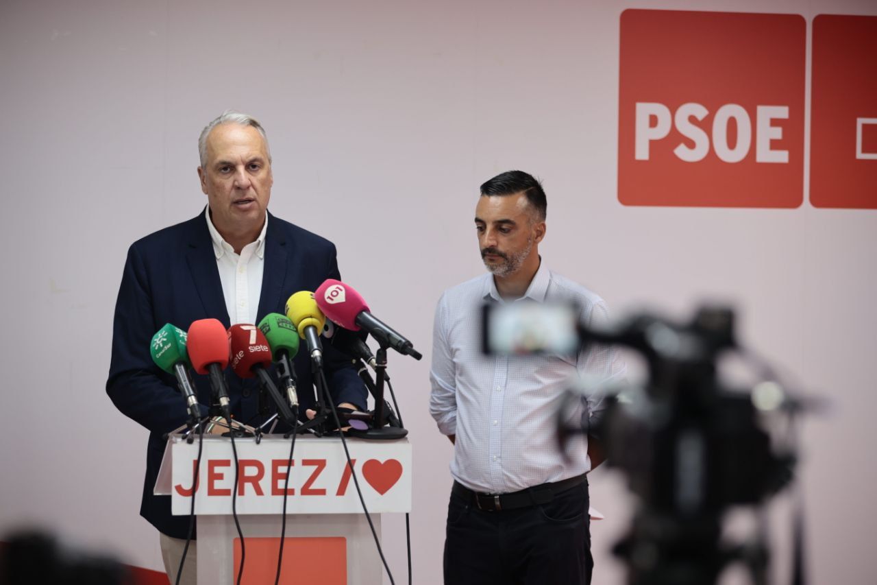 Juan Carlos Ruiz Boix y José Antonio Díaz, en la sede del PSOE de Jerez.