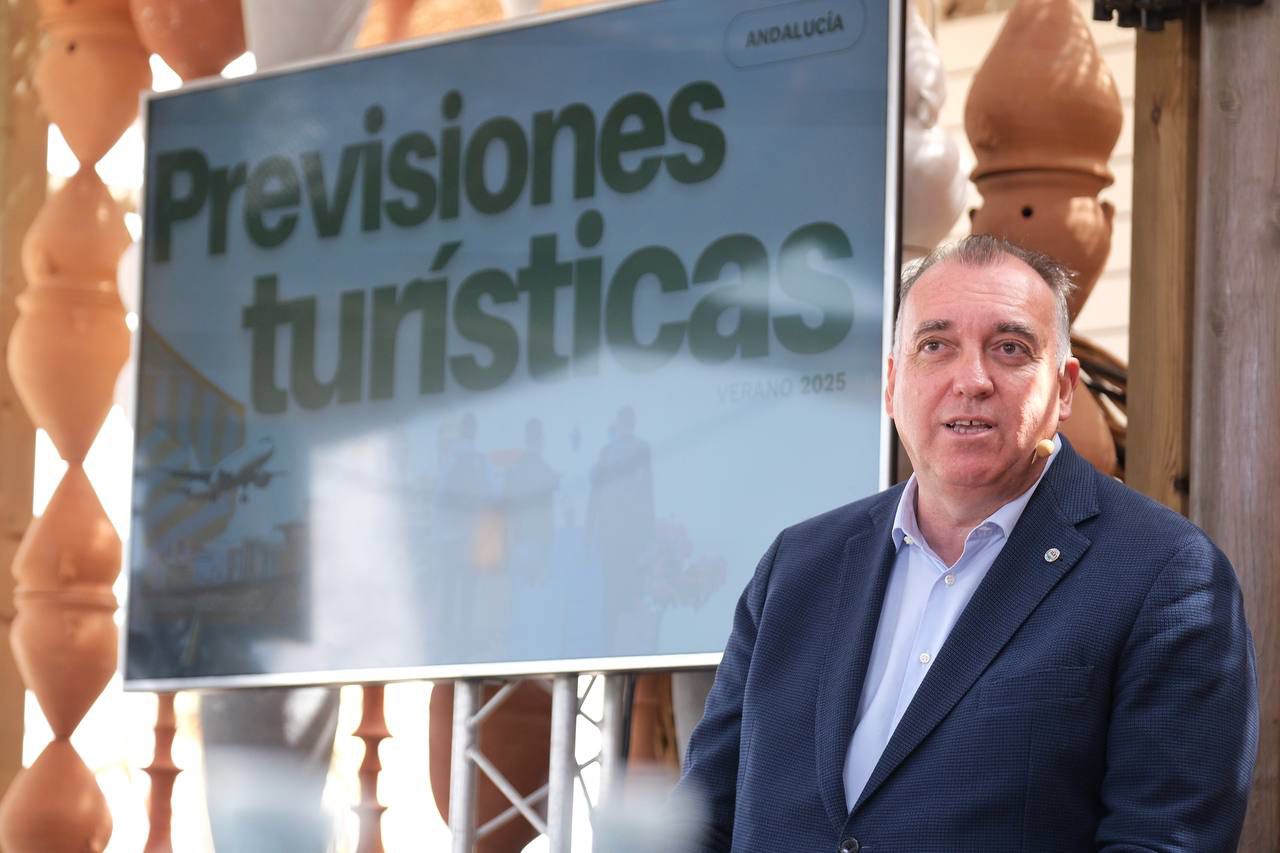 El consejero de Turismo, Arturo Bernal, en Cádiz, este lunes.