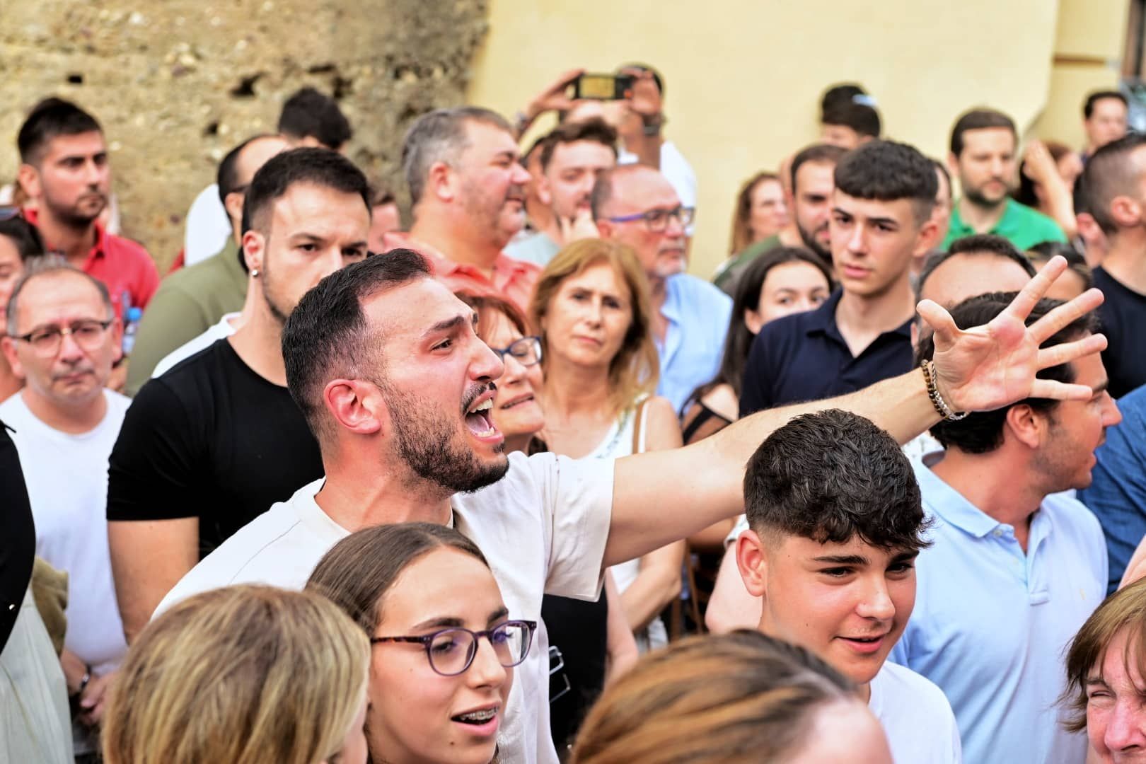 Un momento en las protestas frente a la Basílica de la Macarena.