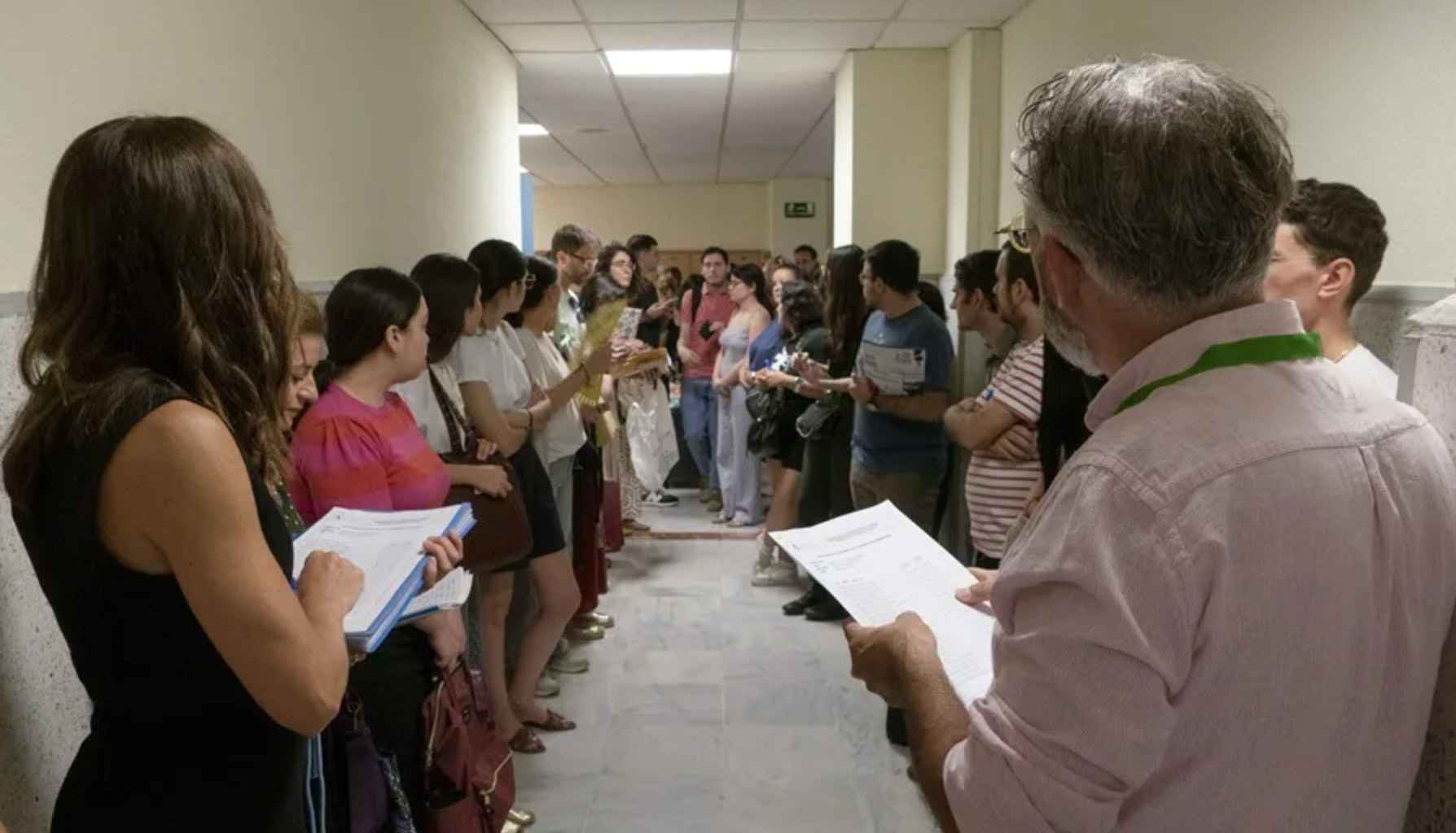 Un grupo de opositores aguarda el inicio del examen en Sevilla. 