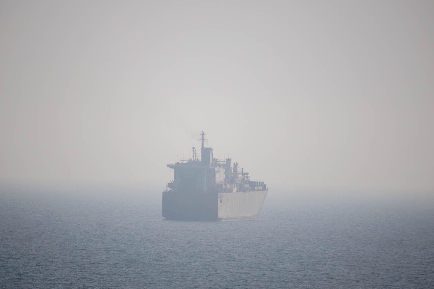 Un barco visto desde la Playa Victoria de Cádiz.