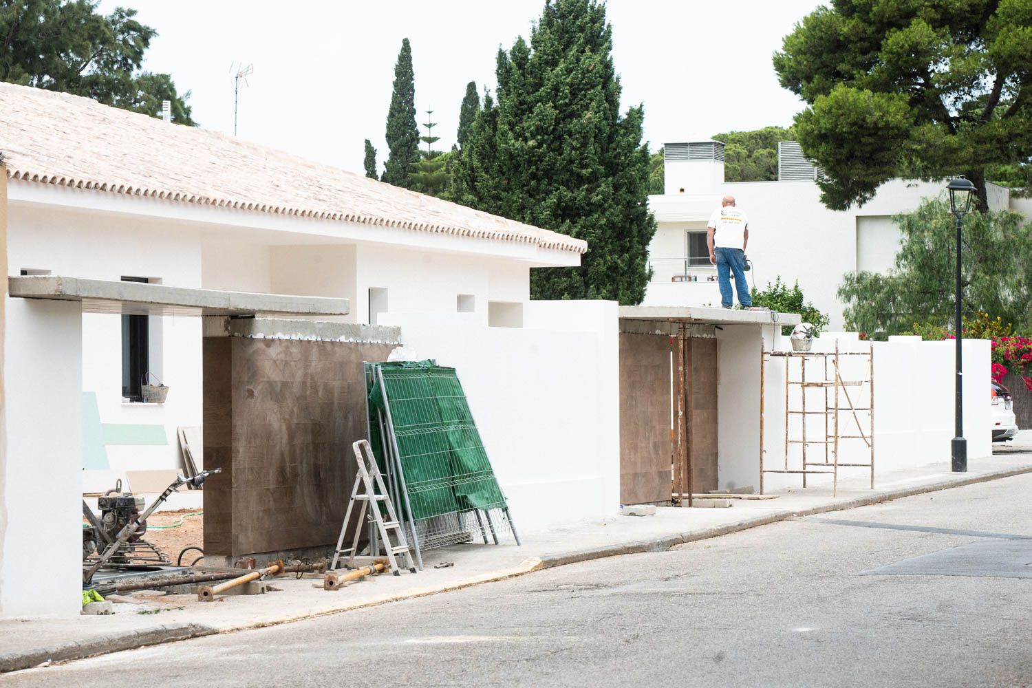 Obras en uno de los numerosos chalés en el entorno de Vistahermosa, en El Puerto.