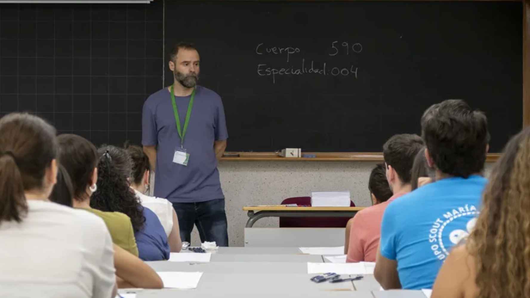 Varios opositores aguardan el inicio del examen.   EFE/DAVID ARJONA