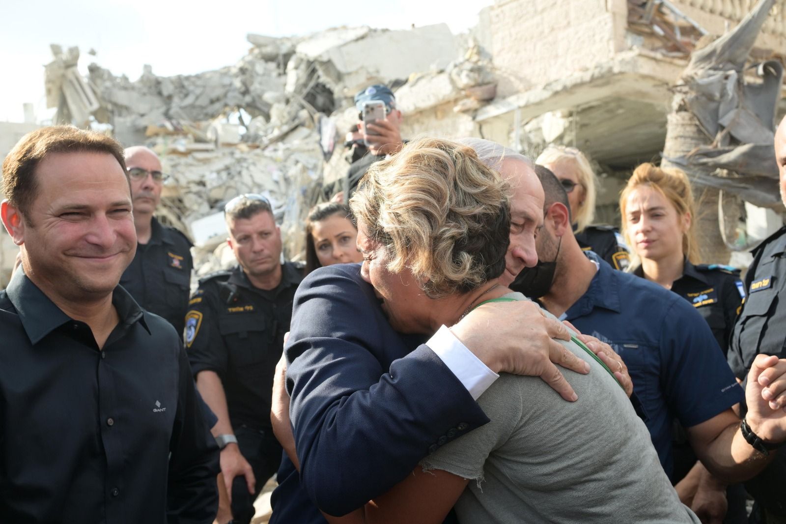Netanyahu con personas que han perdido sus casas tras los bombardeos de Irán a Israel.