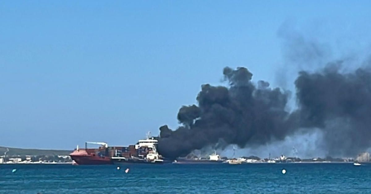 Una gran columna de humo en la Bahía de Algeciras, este miércoles. Una gran columna de humo en la Bahía de Algeciras, este miércoles.