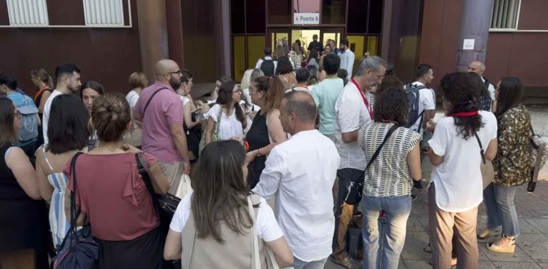 Varios opositores a las puertas de un examen de las oposiciones a docentes en Andalucía.   EFE/DAVID ARJONA