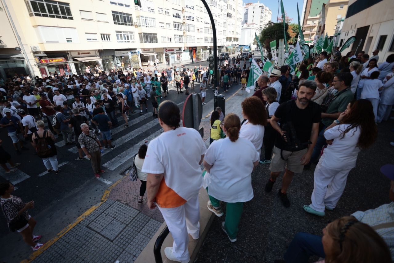 Los trabajadores del metal pasando por delante del hospital.