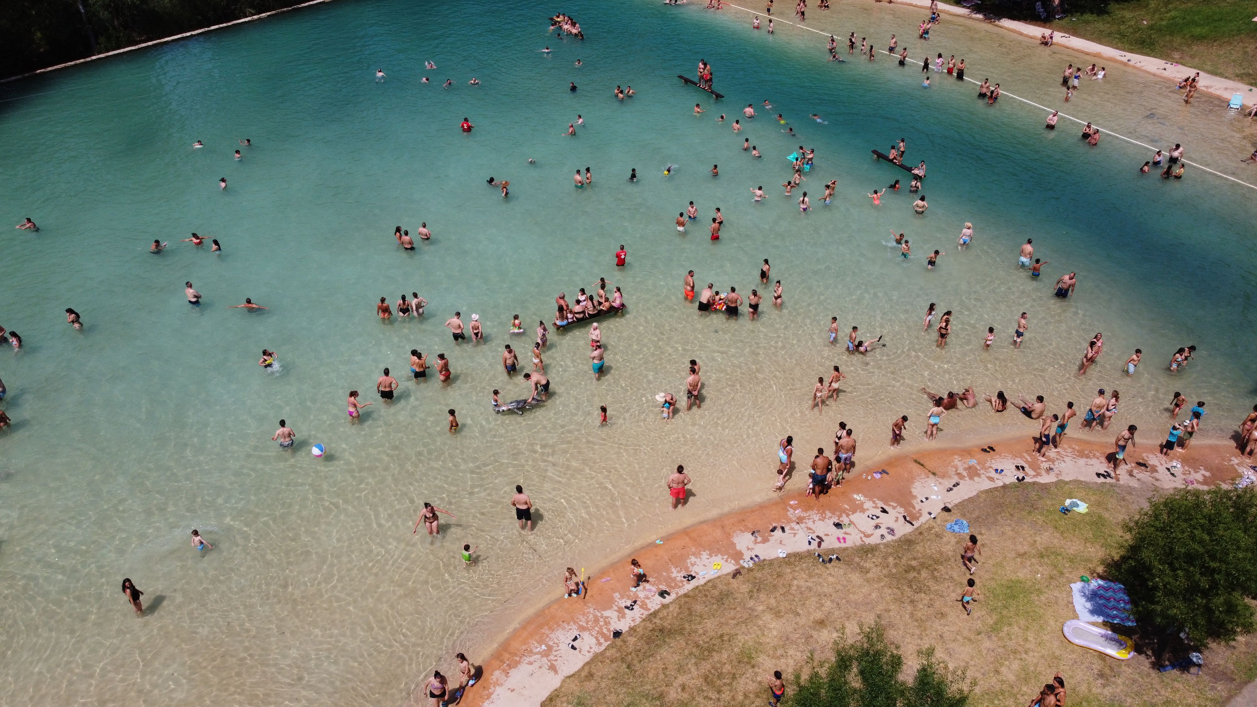 La 'playita' de Zahara de la Sierra, a comienzos del verano.