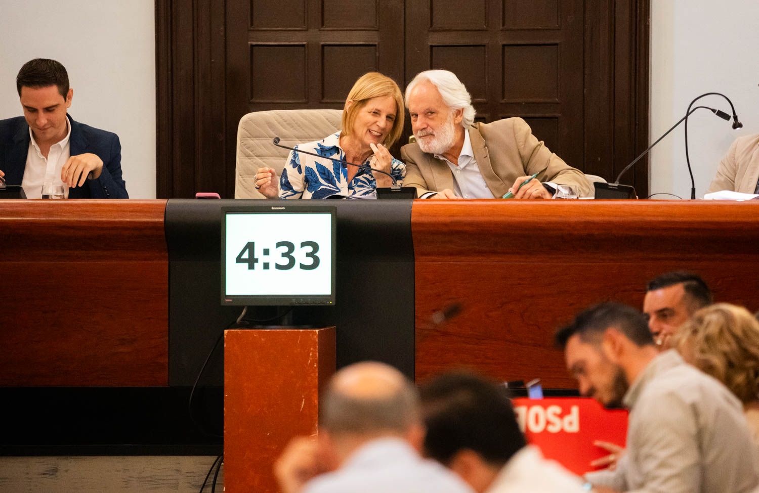 La alcaldesa comenta algo a Agustín Muñoz, primer teniente de alcaldesa, en el pasado pleno de junio. Con Jaime Espinar, segundo teniente de alcaldesa, a la izquierda en la imagen.