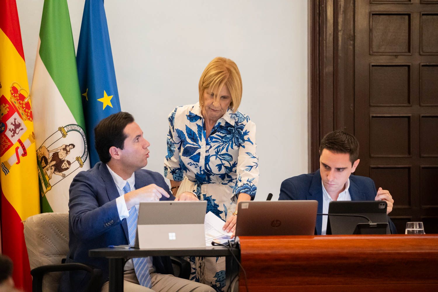 La alcaldesa, María José García-Pelayo, con el teniente de alcaldesa Jaime Espinar, durante un pleno de Jerez.