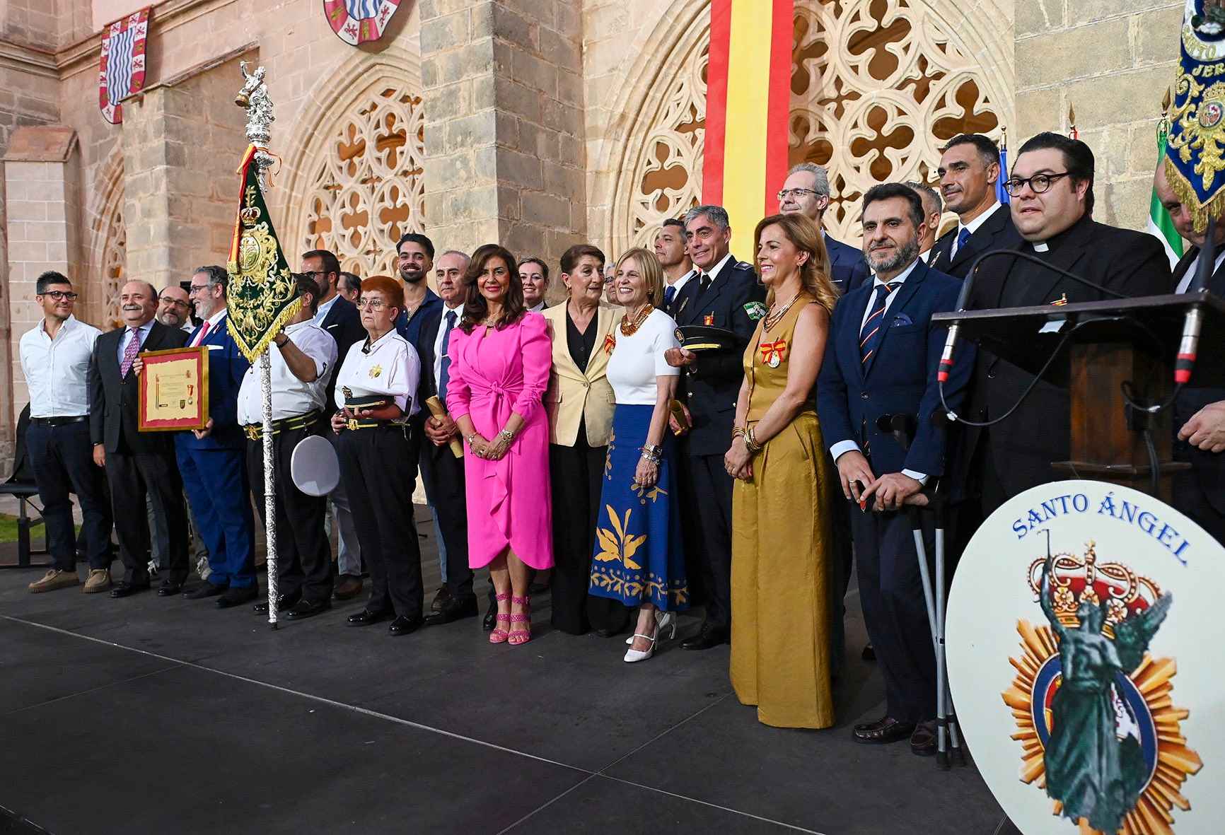 Foto de familia de los distinguidos por la Asociación Santo Ángel.