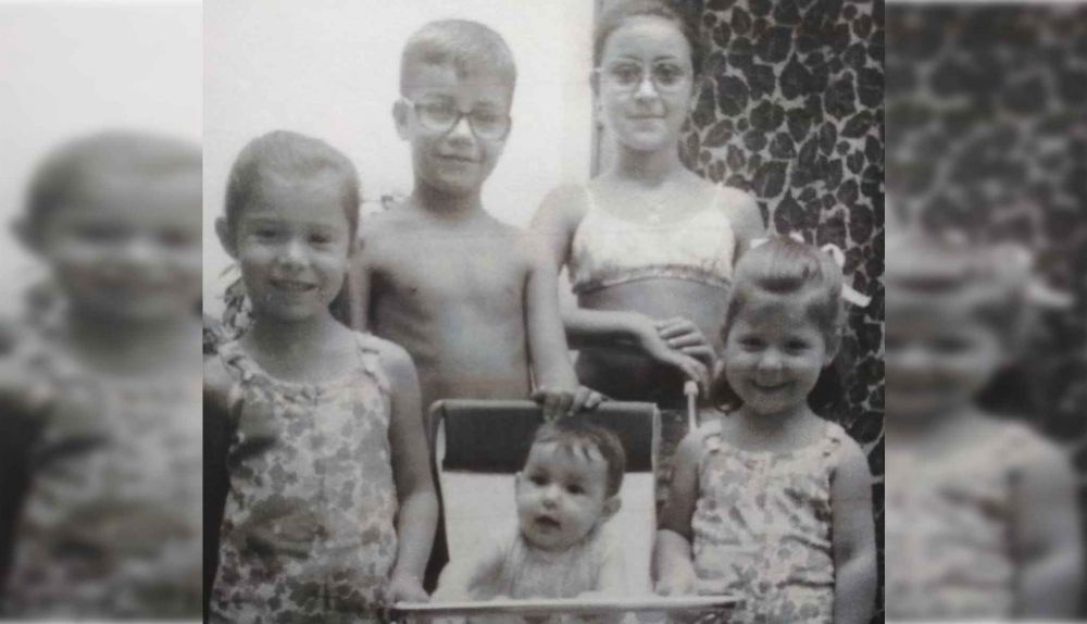 Toñi, la niña con gafas, junto a su hermano, situado a su izquierda.