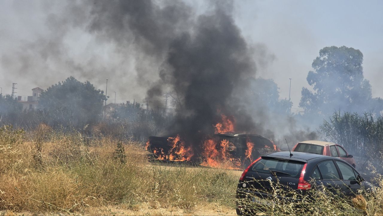 Dos coches ardiendo en la zona del parque de Pozoalbero, en Jerez, hace unos días.