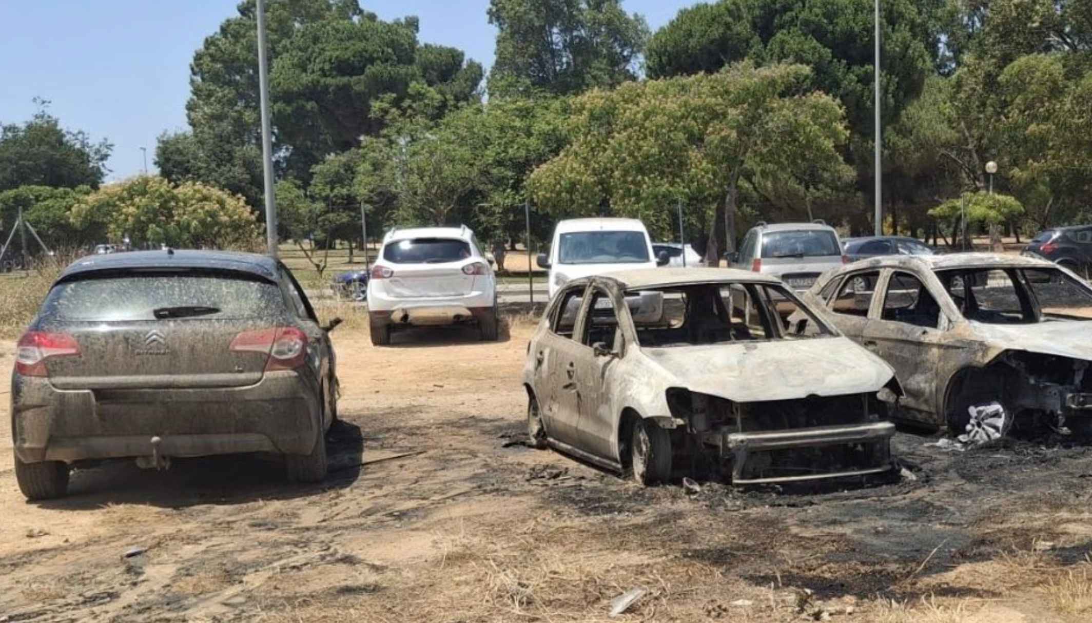 Estado en el que quedaron algunos coches afectados por el incendio en Pozoalbero.