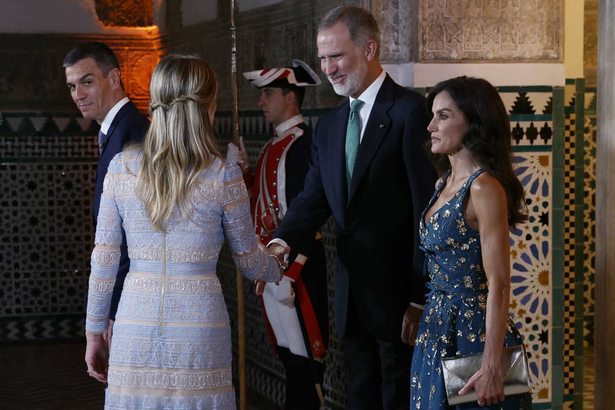 Pedro Sánchez, mientras Begoña Gómez saluda a los reyes.