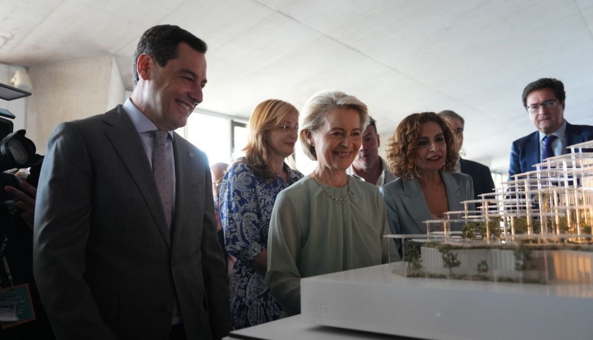 Moreno, con Von der Leyen y la vicepresidenta María Jesús Montero.