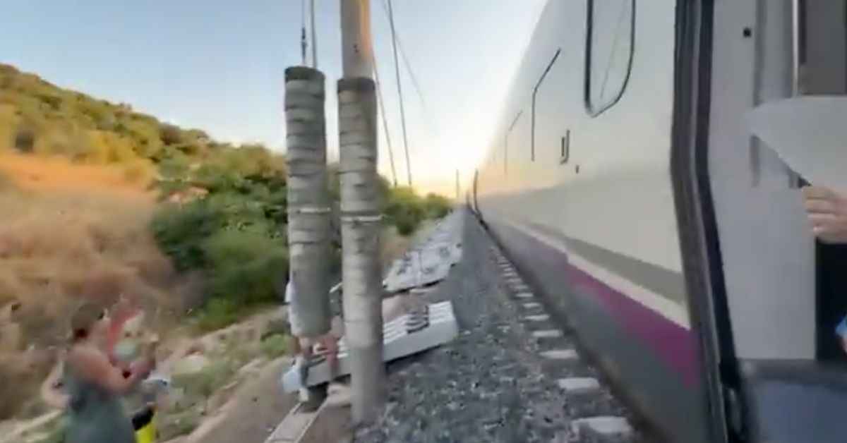 Personas atrapadas en el tren en mitad del campo. Personas atrapadas en el tren en mitad del campo.