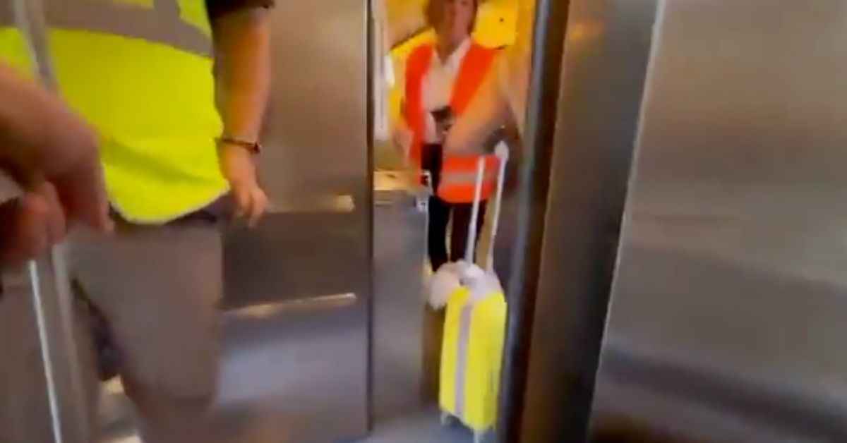 Pasajeros cambiando de tren. Pasajeros cambiando de tren.