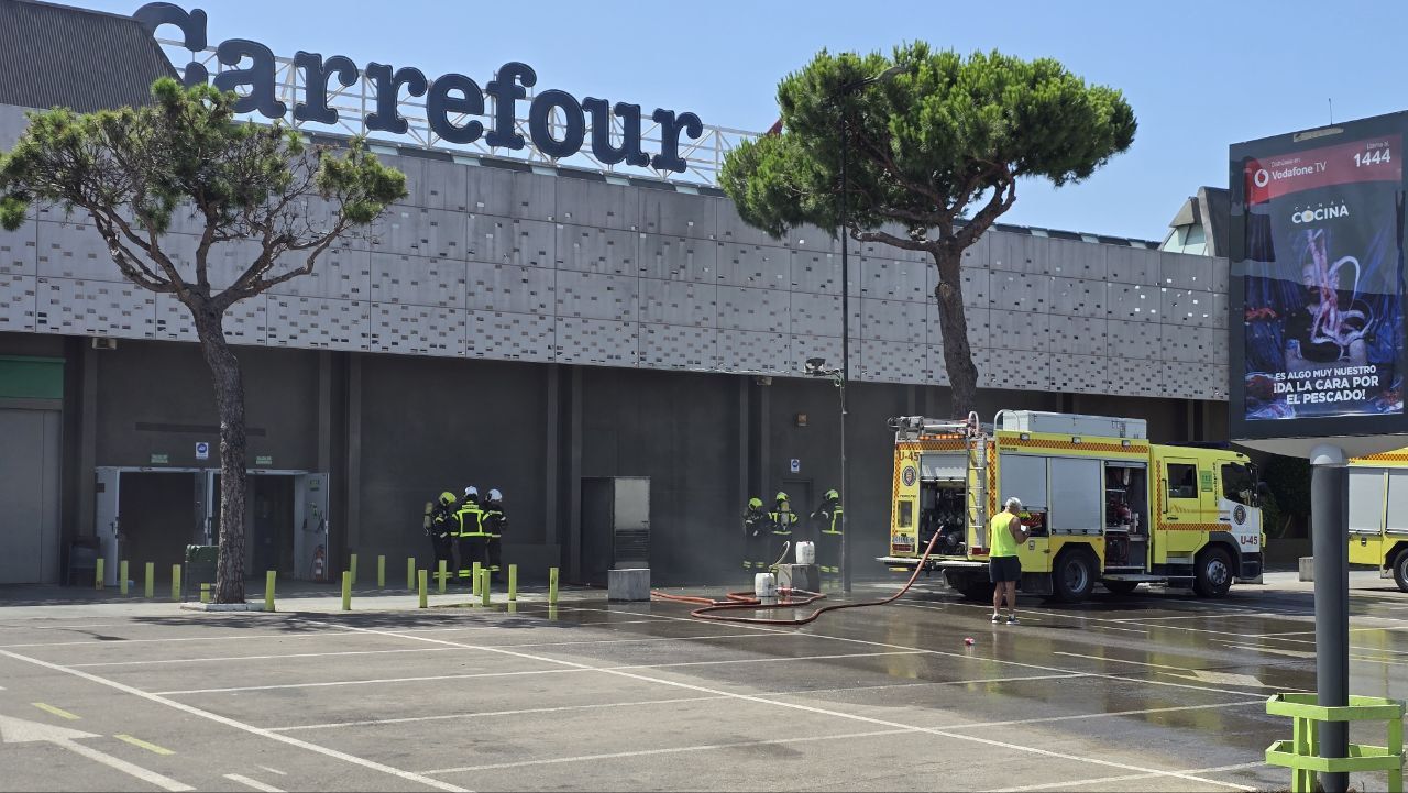 Incendio en el Carrefour Sur. Incendio en el Carrefour Sur.