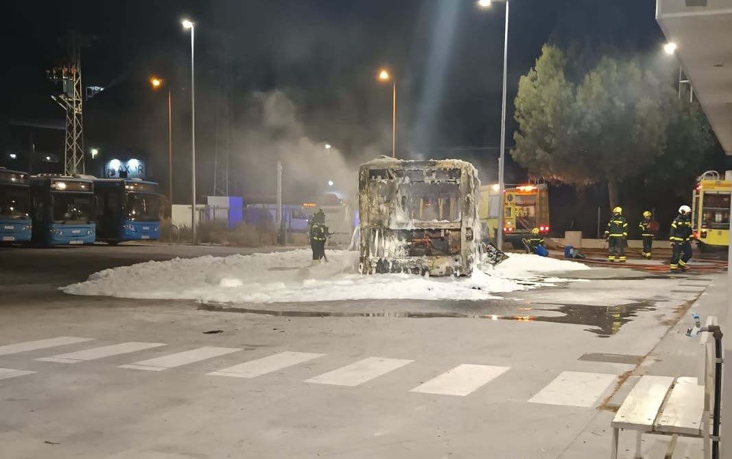 Uno de los autobuses calcinado, en la madrugada del pasado sábado al domingo, en las cocheras de los autobuses de Jerez.