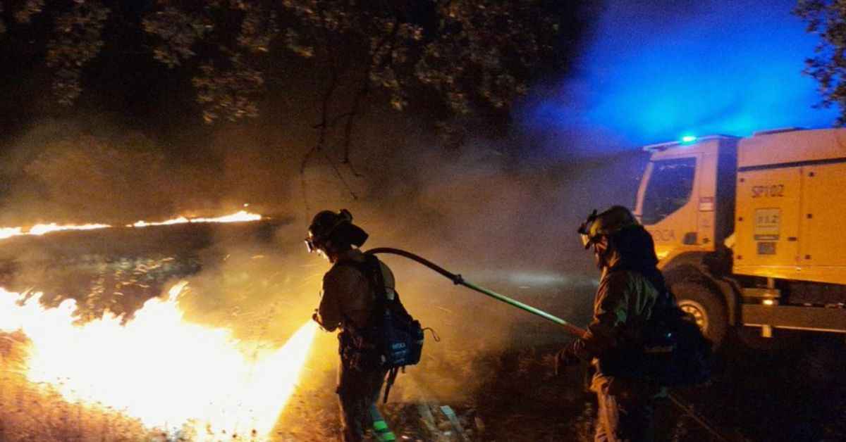 Bomberos del Plan Infoca trabajando en las labores de extinción del fuego.