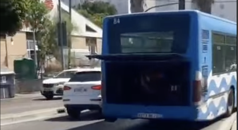 Un coche averiado este jueves en Jerez, en la avenida de Arcos.