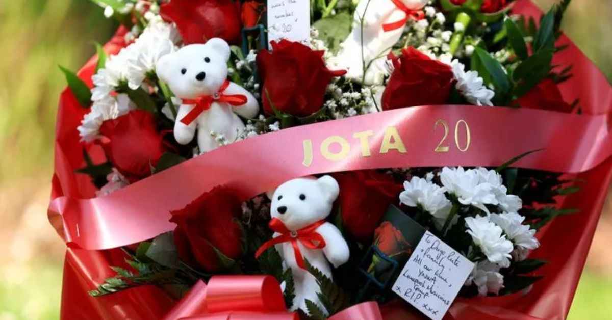 Un ramo de flores compartido por el Liverpool en memoria de Diogo Jota. Un ramo de flores compartido por el Liverpool en memoria de Diogo Jota.