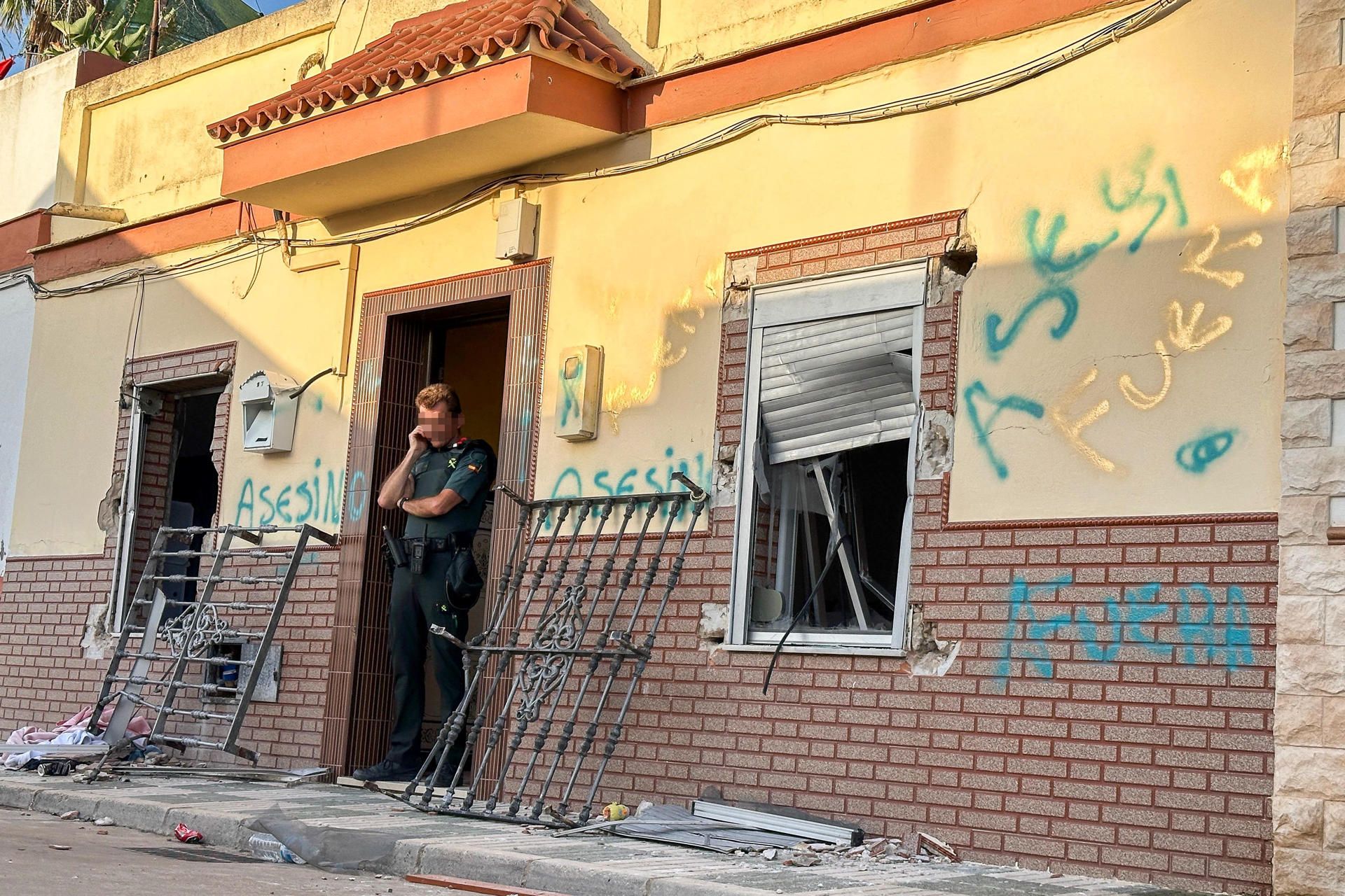 Un agente de la Guardia Civil vigila el exterior de la vivienda del poblado de Alfonso XIII, perteneciente al municipio de Isla Mayor (Sevilla), que los vecinos han destrozado esta tarde por pertenecer a un joven que consideran autor del apuñalamiento mortal del menor de 17 años en la medianoche del pasado miércoles en esta localidad.