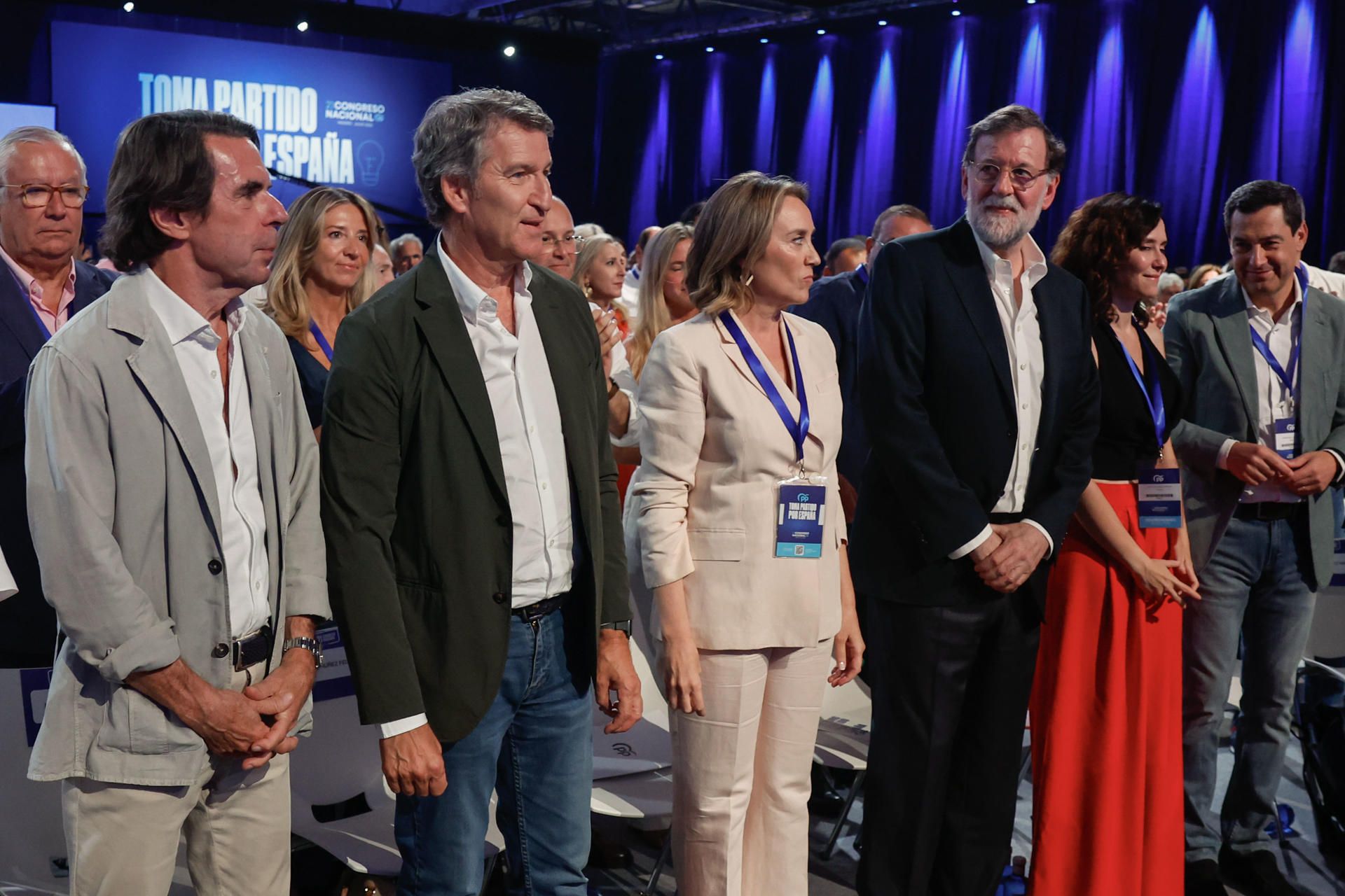 El líder del PP, Alberto Núñez Feijóo, con sus antecesores José María Aznar y Mariano Rajoy, la nueva vicesecretaría de Regeneración Institucional, Cuca Gamarra y los presidentes autonómicos Isabel Diaz Ayuso y Juanma Moreno.