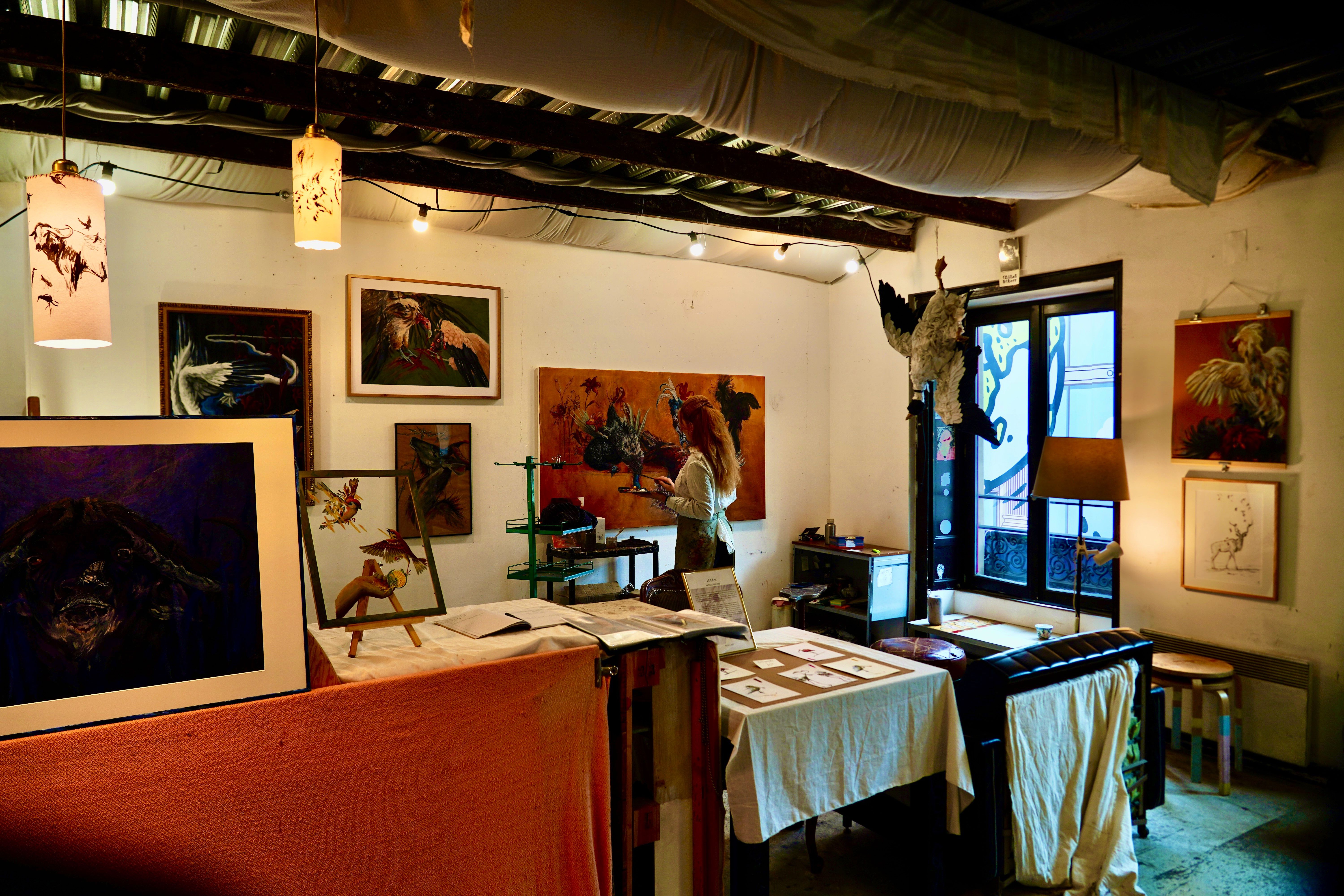Lea Fay, @fay.l_art, trabajando en su taller de 59 Rivoli. 