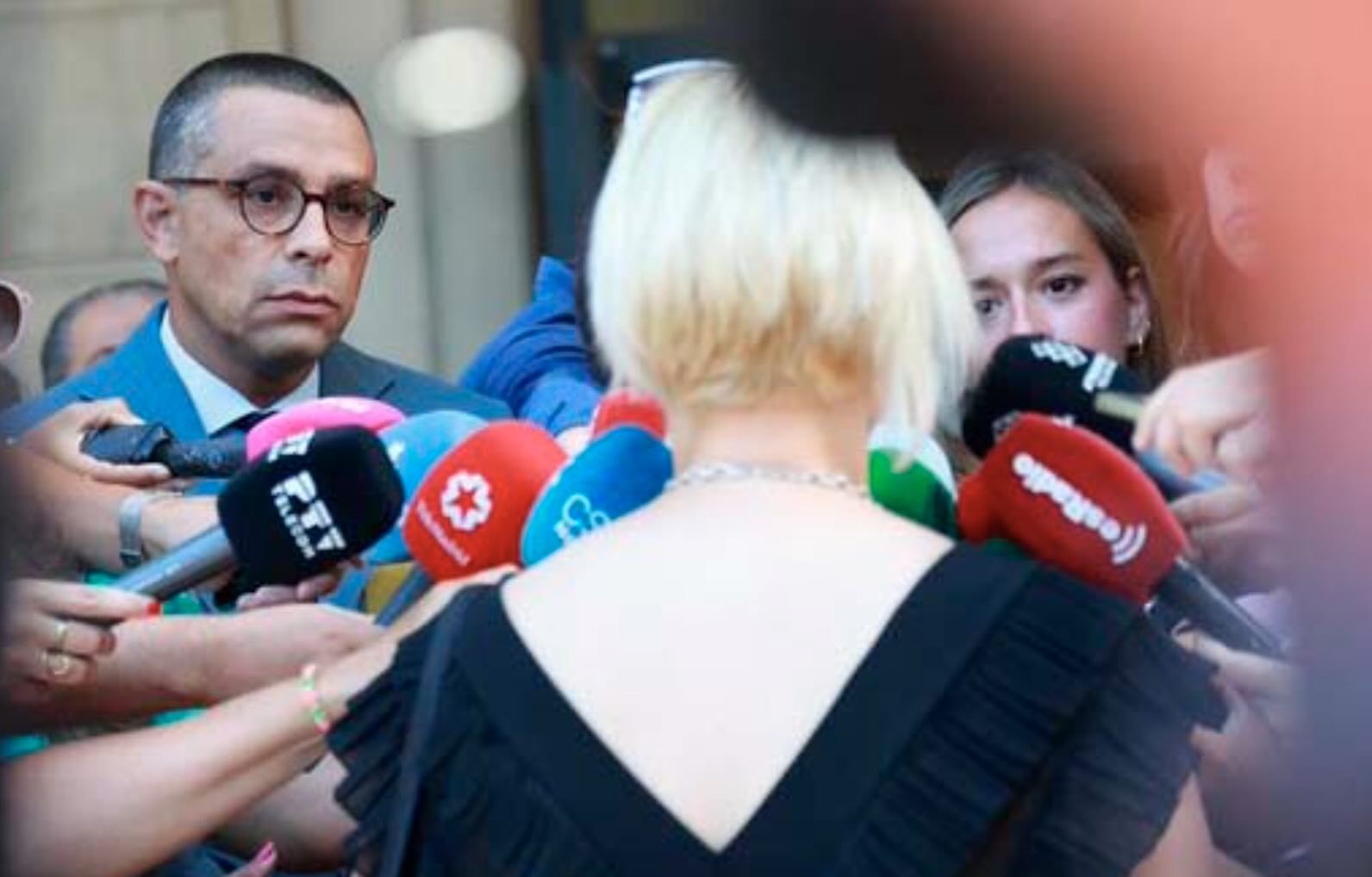 Una atención a medios antes de entrar a los Juzgados de Sevilla.