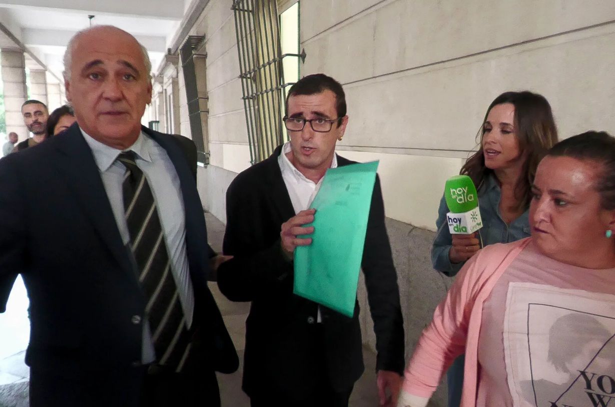 Candy, condenado por maltrato, en el juzgado.