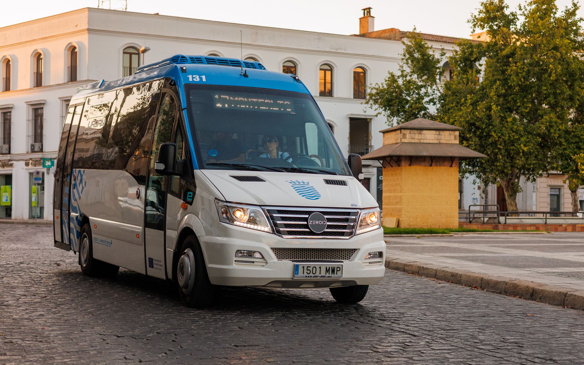 El nuevo microbús eléctrico, a su paso por el centro de Jerez.