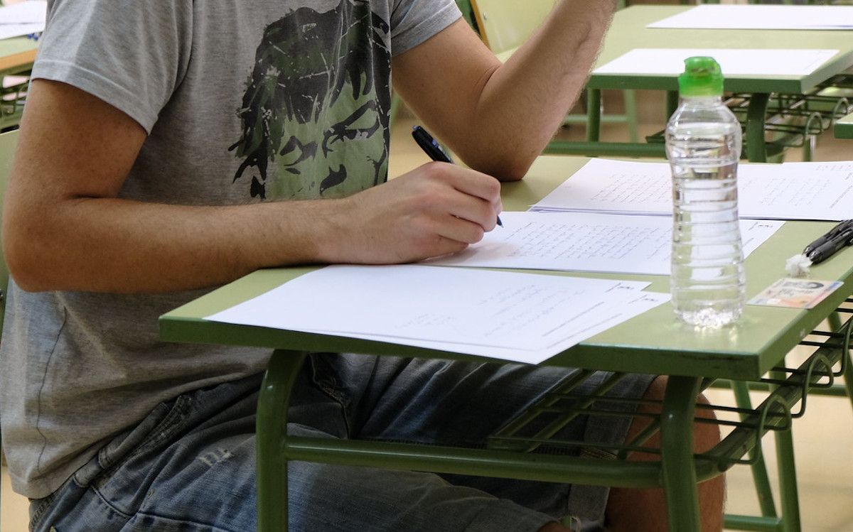 Una persona realiza un examen en una convocatoria de oposiciones. 