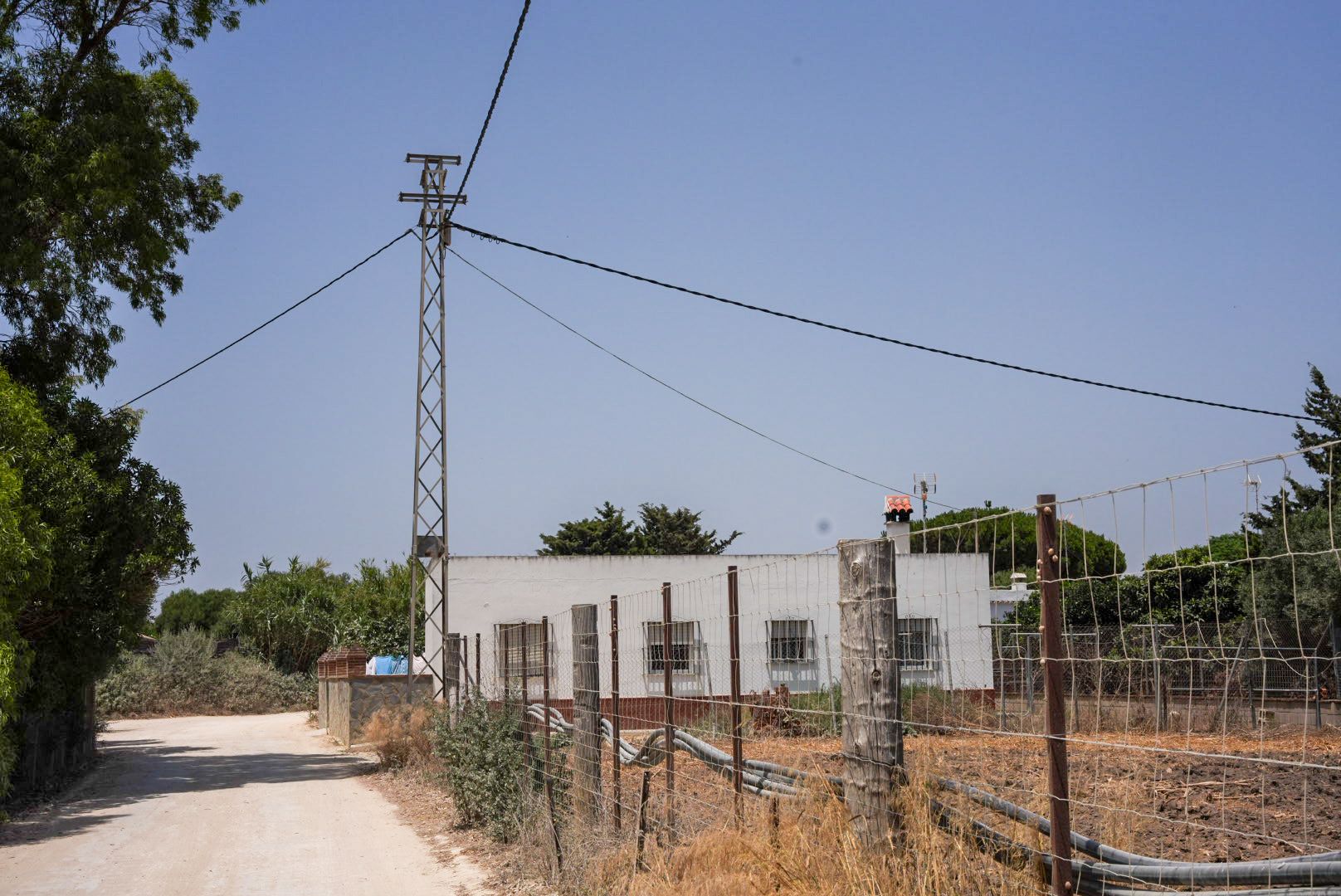 Una de las torretas en el Camino de los Sánchez, la zona más afectada en El Palmar, Vejer.  REYNA