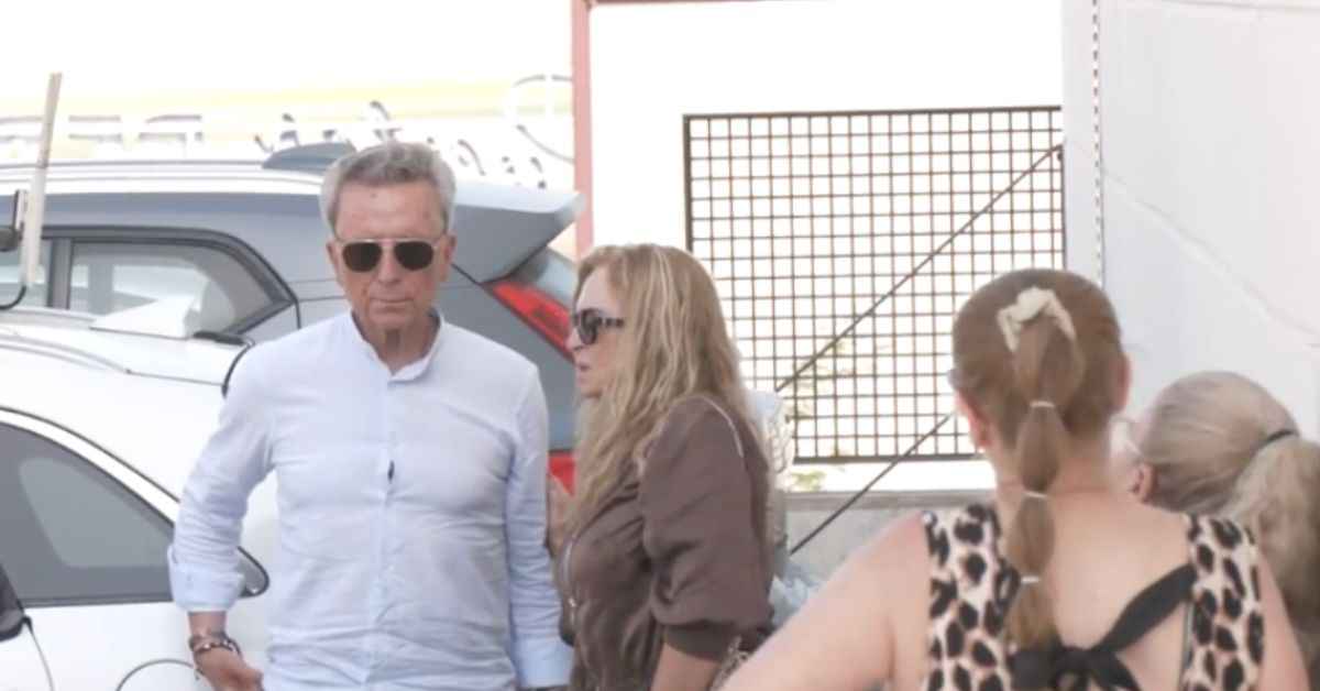 Ortega Cano, junto a familiares, en su llegada al tanatorio para dar el último adiós a Michu.