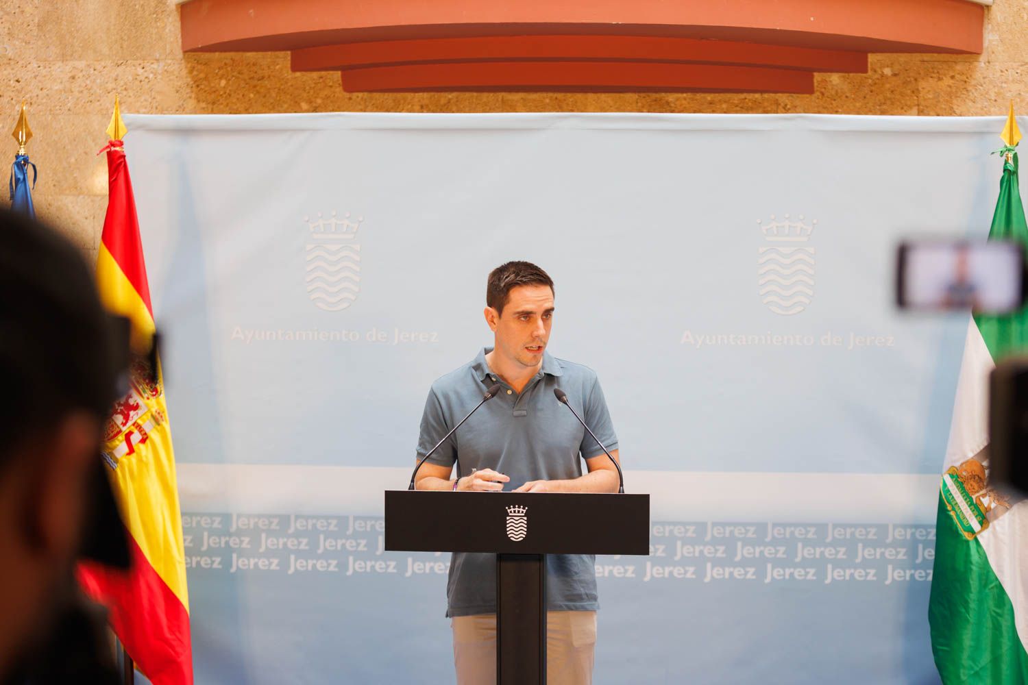 El teniente de alcaldesa Jaime Espinar, anunciando la llegada de nuevos autobuses. 