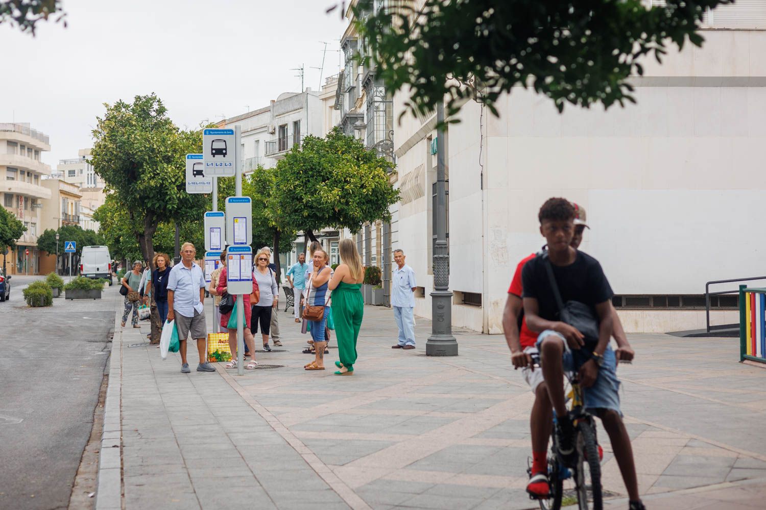 Usuarios esperan la llegada de un autobús en la plaza de Las Angustias, en Jerez, en días pasados.
