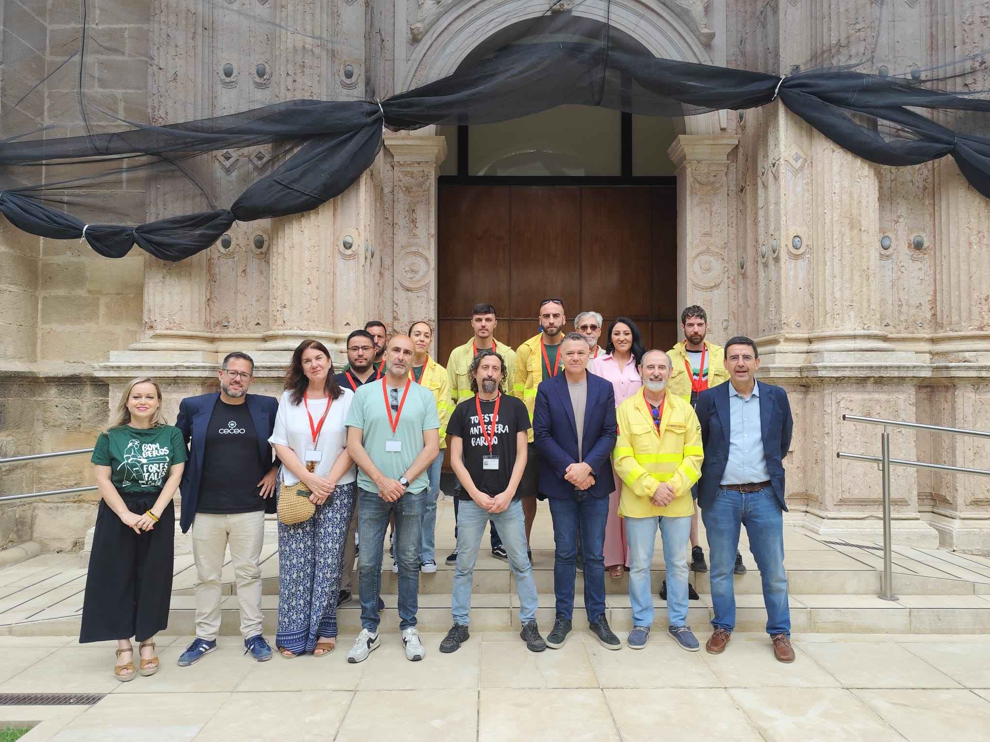 Bomberos del Infoca, con varios representantes políticos y sindicales, a las puertas del Parlamento andaluz.