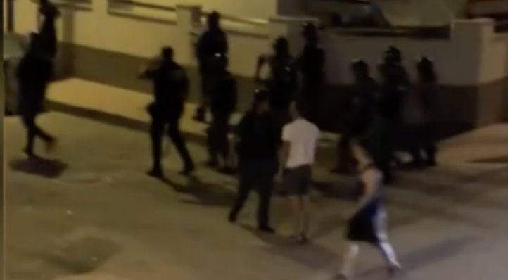 Policías y grupos violentos, enfrentados en Torre Pacheco.