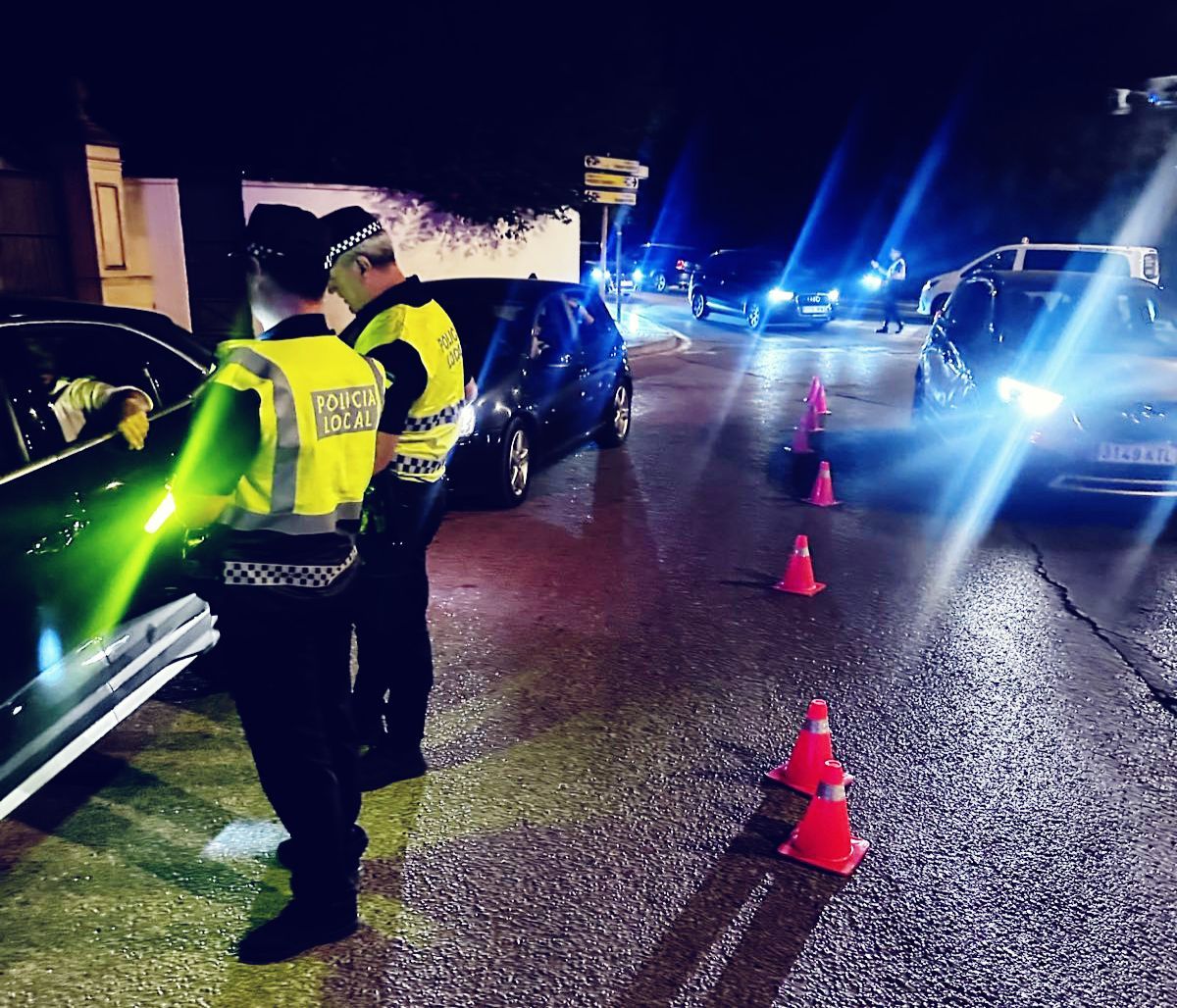 La Policía Local de El Puerto, realizando controles en Puerto Sherry.