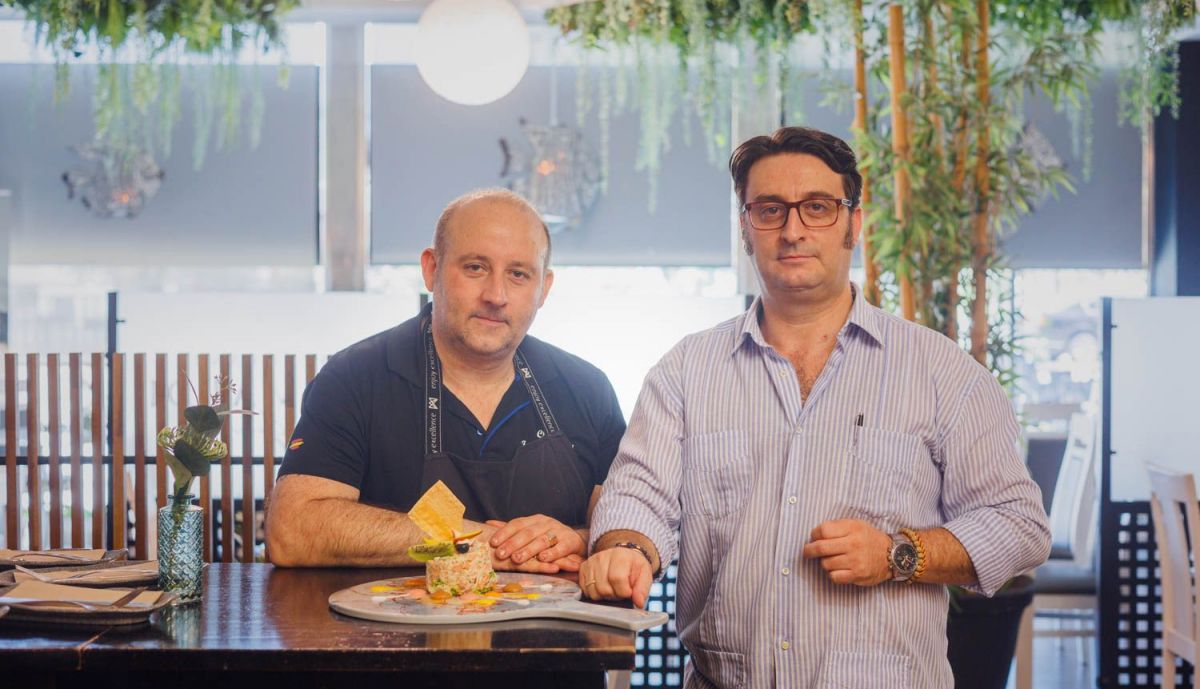 Jesús y Gonzalo Grimaldi, posando en el establecimiento jerezano.